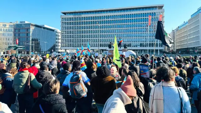 Abari mu myiyerekano imbere y'inzu ikoreramo Ubumwe bwa Buraya i Bruxelles