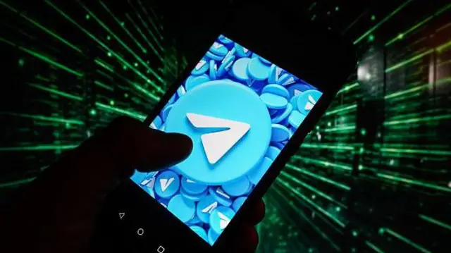 Колаж із зображенням смартфона і логотипа телеграма, на чорно-зеленому тлі. 