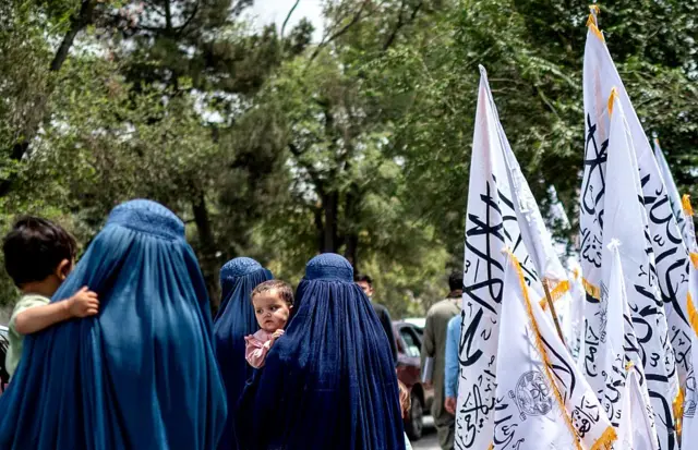 زنان با پوشش کامل در حال تردد در خیابانی در کابل