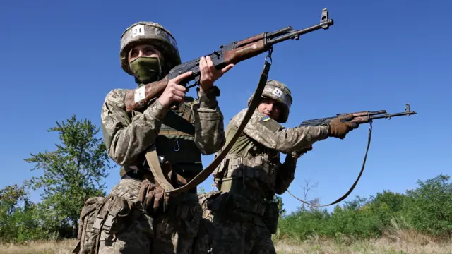 صورة تُظهر جنوداً أوكرانيين يجرون تدريبات عسكرية قرب خط الجبهة.