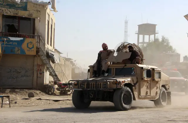 تصویر یک موتر هاموی مربوط به نیروهای حکومت طالبان را در نقطه مرزی با پاکستان نشان میدهد. دو نظامی طالبان روی این موتر نشسته‌اند.