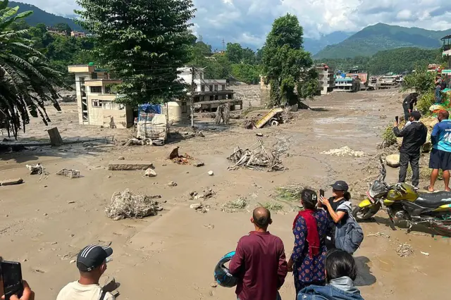 Sobrevivientes a la riada observan los destrozos.