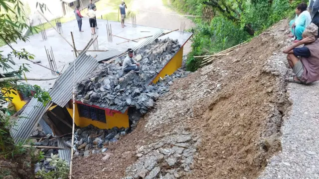 ओखलढुङ्गामा पहिरोले क्षतिग्रस्त एक घर