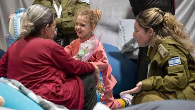 إحدى المفرج عنهن من الرهائن الإسرائيليين