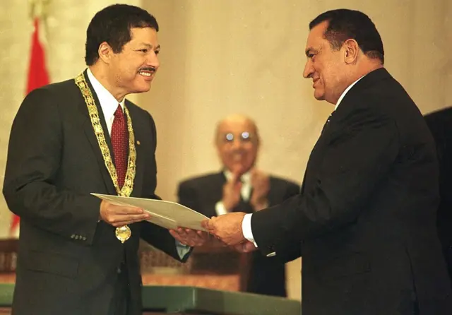 1999 کا نوبل انعام برائے کیمسٹری حاصل کرنے والے مصری نژاد امریکی احمد زویل نے 16 دسمبر 1999 کو قاہرہ میں صدر حسنی مبارک سے ایوارڈ حاصل کیا۔ 