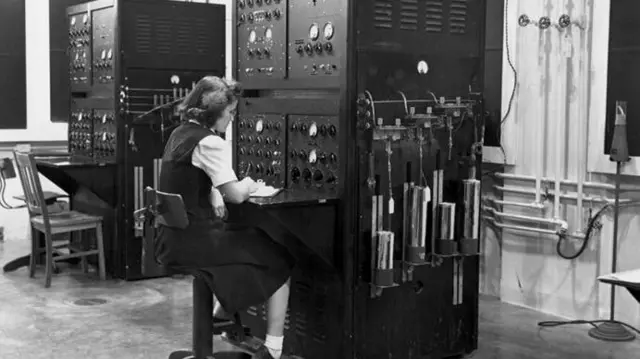 Maelfu ya wasichana wenye umri wa miaka 18 na 19 waliajiriwa kutoka vijijini Tennessee kufanya kazi katika kiwanda cha siri cha Y-12 kati ya 1943 na 1945.