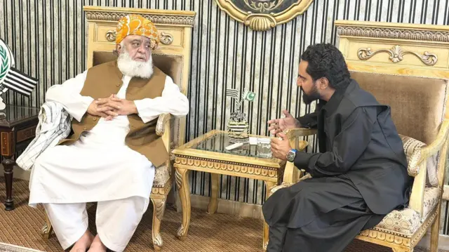 کھوکھر خاندان کئی دہائیوں تک پاکستان پیپلز پارٹی سے وابستہ رہا۔ تاہم جولائی 2025 میں فرخ کھوکھر نے پیپلز پارٹی چھوڑ کر جمعیت علمائے اسلام (ف) میں شمولیت اختیار کی، جہاں ان کا استقبال مولانا فضل الرحمٰن نے کیا