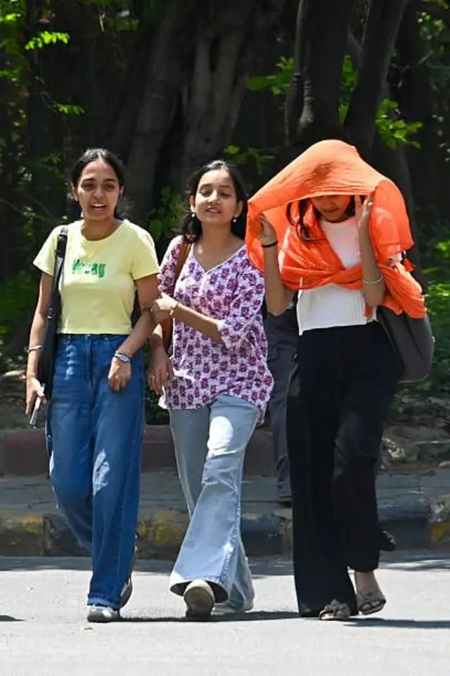 ਧੁੱਪ ਵਿੱਚ ਬਾਹਰ ਜਾ ਰਹੀਆਂ ਕੁੜੀਆਂ ਦੀ ਸੰਕੇਤਕ ਤਸਵੀਰ