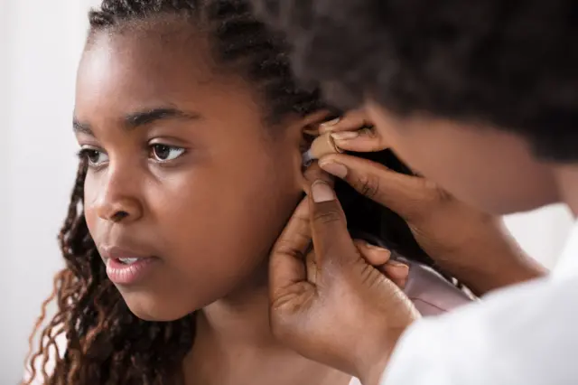 Docteur mettre prothèse auditive dans l’oreille du Patient 