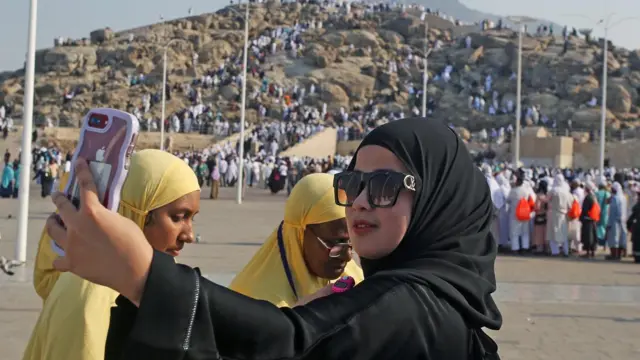 Jamaah umrah asal Indonesia berswafoto dengan latar belakang Jabal Rahmah di Mekkah, Arab Saudi, Sabtu (3/12/22022).
