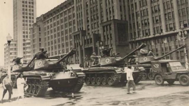O deslocamento de tanques militares em frente ao antigo Ministério do Exército, no Centro do Rio de Janeiro, logo após o golpe de1964.