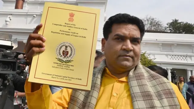 दिल्ली सरकार में मंत्री कपिल मिश्रा, सीएजी रिपोर्ट के साथ