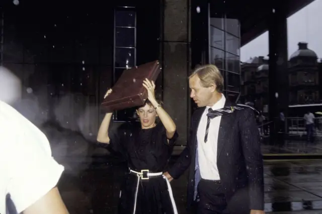 Lindy dan suaminya, Michael Chamberlain saat menghadiri persidangan di Sydney