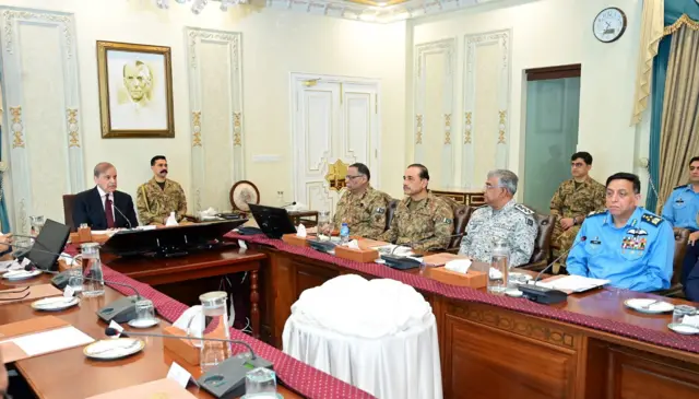 کابینه امنیتی پاکستان که شهباز شریف در راس نشسته و فرماندهان ارشد از جمله جنرال عاصم منیر و سه جنرال دیگر در کنارش نشسته‌اند. 