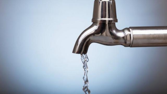 Água caindojogo online blazetorneira aberta