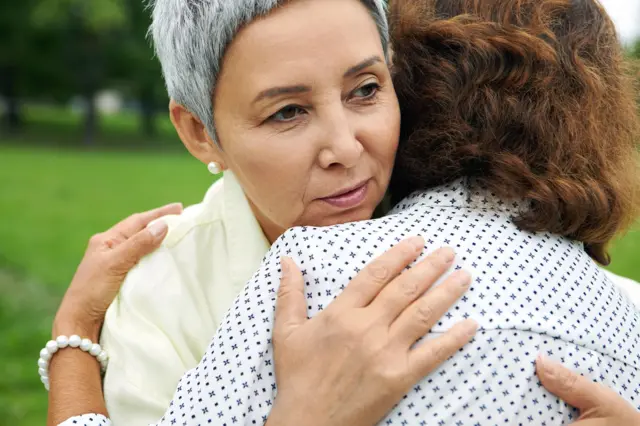 Dos mujeres mayores abrazándose