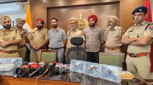 मोहाली सीआयए पथकानं सापळा रचून या तिन्ही आरोपींना शस्त्रांसह अटक केली.