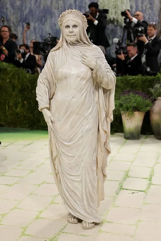 Heidi Klum vestida como estatua.