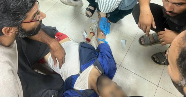 Tratamiento a un herido en Gaza fotografiado por Jorge Saray.