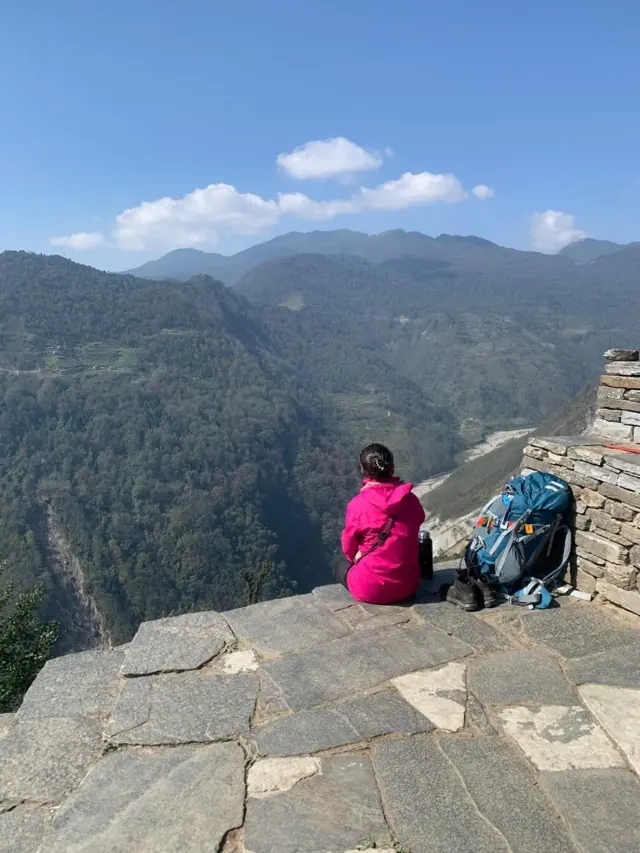 आराम गर्दै पदयात्री