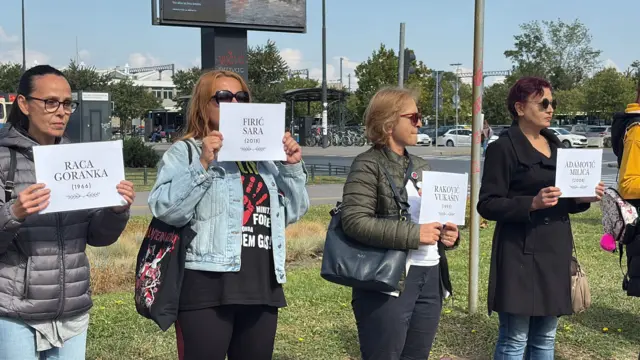 Okupljeni ispred železničke stanice u Novom Sadu odaju poštu