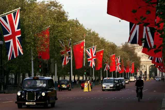 2005年11月7日,英国伦敦飘扬着中英两国国旗。