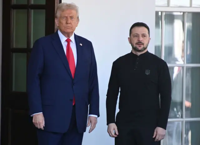 El presidente de Estados Unidos, Donald Trump (izq.), saluda al presidente ucraniano, Volodymyr Zelensky, a su llegada a la Casa Blanca el 28 de febrero de 2025 en Washington, DC.