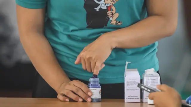 Warga binaan wanita mencelupkan jari ke dalam botol tinta usai mengikuti pemungutan suara Pilkada 2024 di TPS 902 Lapas Perempuan Kelas IIA, Kota Tangerang, Banten, Rabu (27/11/2024). KPU Kota Tangerang menyediakan sebanyak tujuh tempat pemungutan suara (TPS) dengan 1.956 daftar pemilih tetap (DPT) di lima Lembaga Pemasyarakatan yang ada di Kota Tangerang. 