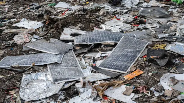 कूड़े के ढेर में पड़े सौर पैनल