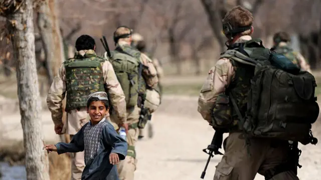 2﻿010 yılından Hollanda askerlerinin devriyesini gösteren bir fotoğraf 