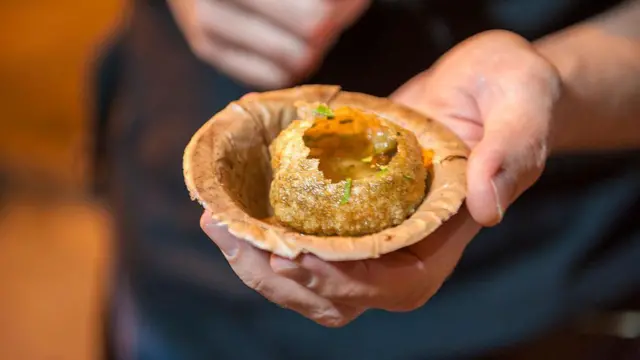 બીબીસી ગુજરાતી પાણીપુરી ટાઈફૉઇડ અમદાવાદ બીમારી ફૂડ સૅફ્ટી અમદાવાદ મ્યુનિસિપલ કૉર્પોરેશન દ્વારા અખાદ્ય બટાટા અને બીજી સામગ્રીનો નાશ કરાયો હતો