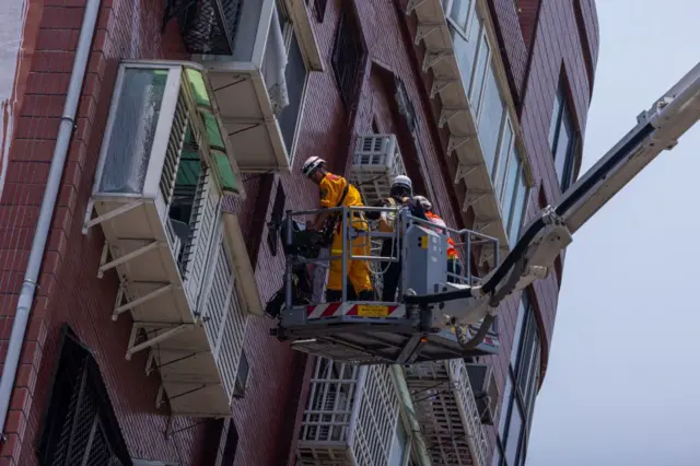 Tim investigasi mengumpukan sampel dari gedung yang rusak menyusul gempa di Hualien, Taiwan yang terjadi pada 4 April 2024. 