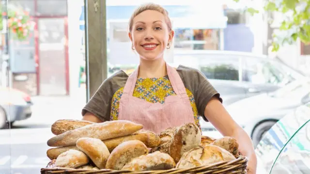 Femme avec un plateau à pain