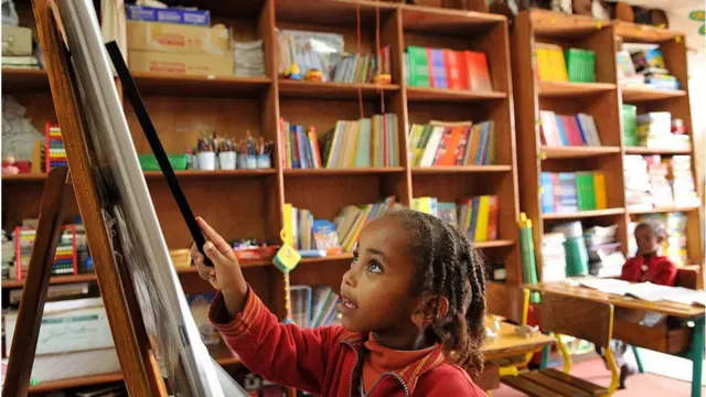 ታዳጊ ሕጻን በመማርያ ክፍል ውስጥ