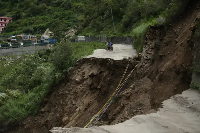 बाढीले रसुवागढी-स्याफ्रुबेँसी सडकखण्डका विभिन्न ठाउँमा क्षति