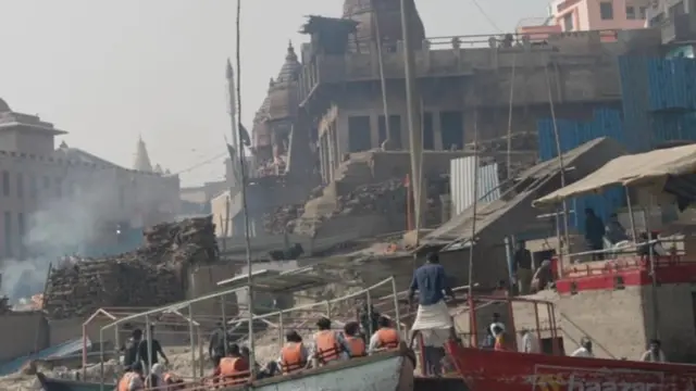 मणिकर्णिका घाटाचं एक विहंगम दृश्य 