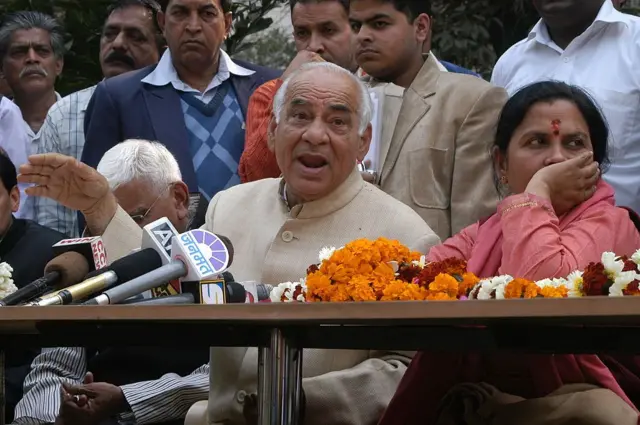 বিজেপি নেতা মদন লাল খুরানা (মাঝে)