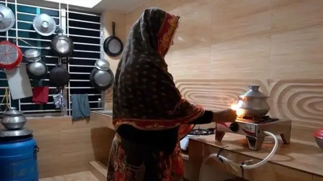 রান্নার জন্য চুলায় গ্যাস না পাওয়ার অভিযোগ করছেন অনেকেই
