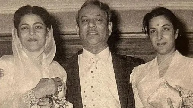 चित्रपट दिग्दर्शक मेहबूब खान, त्यांची पत्नी (डावीकडे) आणि नर्गिस (उजवीकडे)