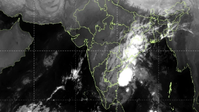 દિત્વાહ વાવાઝોડું ક્યાં પહોંચ્યું, ડિપ ડિપ્રેશનમાંથી ડિપ્રેશનમાં ફરેવાયું, તામિલનાડુ અને પુડ્ડુચેરી, શ્રીલંકામાં ઇમર્જન્સી ને રાષ્ટ્રીય સંકટ, બીબીસી ગુજરાતી હવામાન સમાચાર