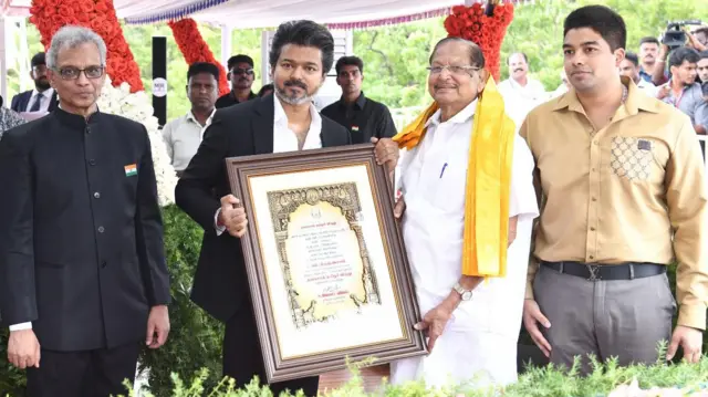 எம். கிருஷ்ணசாமிக்கு சுதந்திர தின விழாவில் தகைசால் தமிழர் விருதை முதலமைச்சர் ஜோசப் விஜய் வழங்கினார்.