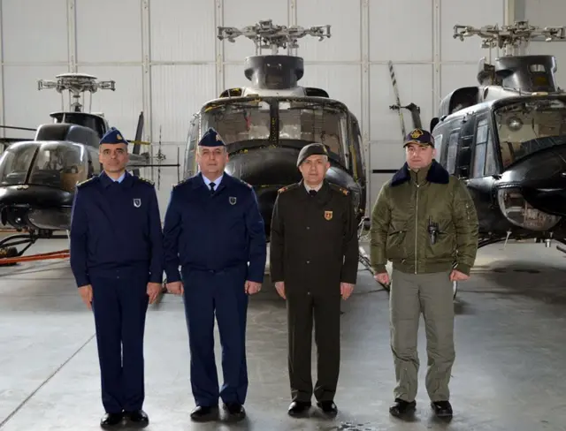 መኮንናት ምስ ሄሊኮፕተራት