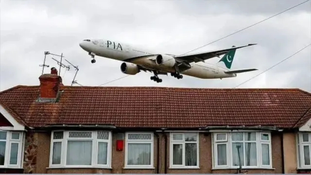 تصویر یک هواپیمای شرکت پی‌آی‌ای بر فراز آسمان 