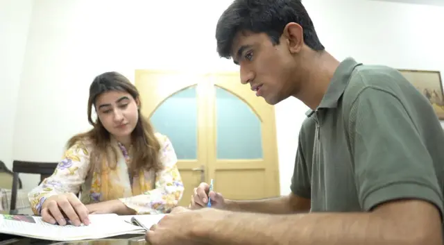 حسن عبدالرحمان اپنی بہن کے ساتھ