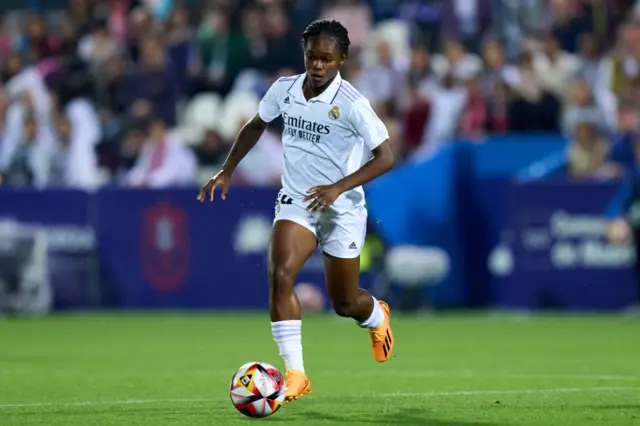 Linda Caicedo corriendo con el balón