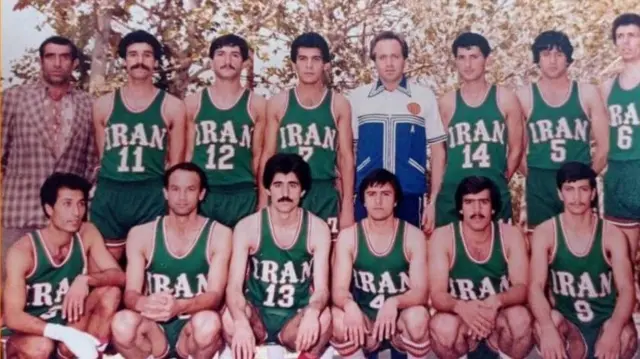 عنایت آتشی هنگامی که سرمربی تیم ملی بسکتبال ایران بود