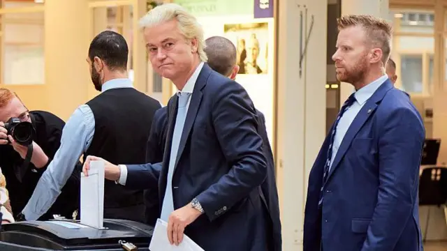 Lider Partii Wolności Geert Wilders, ubrany w niebieski garnitur i jasnoniebieski krawat, oddaje swój głos w ratuszu podczas wyborów powszechnych 29 października 2025 r. w Hadze