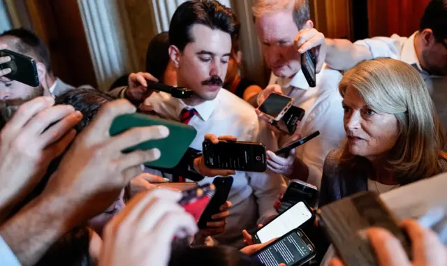 阿拉斯加州共和黨參議員麗莎·穆爾科斯基(右)於7月1日在國會山莊,在參議院通過美國總統特朗普的大規模支出與減稅法案後,對媒體發表談話