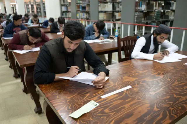 داوطلبان مرد در امتحان کنکور در کتابخانه دانشگاه کابل، ۱۳ اکتبر ۲۰۲۲