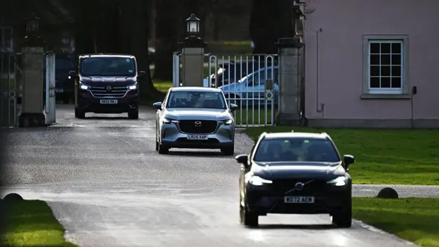 Vehículos sin distintivos se alejan de las puertas de la Logia Real, antigua residencia de Andrew Mountbatten-Windsor en Windsor Great Park, el 20 de febrero de 2026 en Windsor, Inglaterra. 